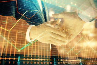 İki işadamı el sıkışması ile Cityscape arka planda mali grafik çift pozlama. Finansal analiz ve yatırım fırsatları konsepti