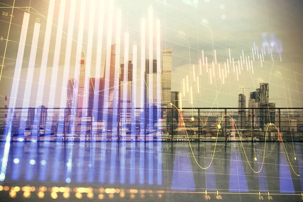 Çatı arka planda şehir görünümü ile Forex grafik hologram. Çift pozlama. Finansal analiz konsepti.