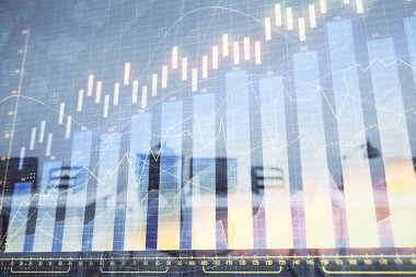 Arka planda ticaret masası banka Ofisi İç ile stok ve tahvil piyasa grafiği. Çok pozlama. Finansal analiz konsepti
