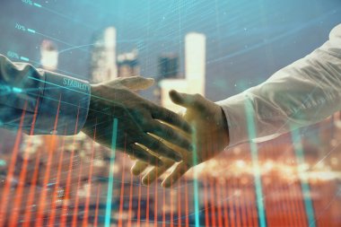 İki işadamı el sıkışması ile Cityscape arka planda mali grafik çift pozlama. Finansal analiz ve yatırım fırsatları konsepti