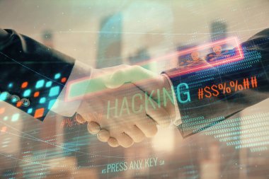 İki kişi el sıkışma ile şehir görünümü arka plan dijital suç tema hologram Çoklu pozlama. Menkul kıymetleştirme kavramı