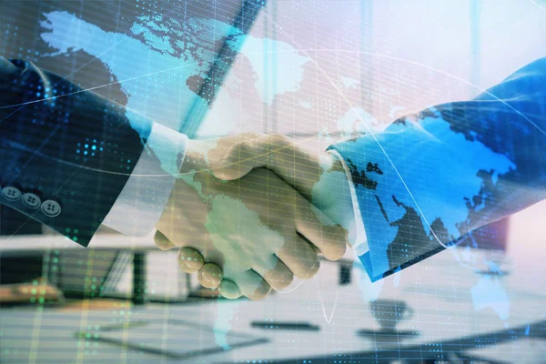 İki işadamı el sıkışma ile ofis arka planda dünya haritası çok pozlama. Uluslararası iş kavramı