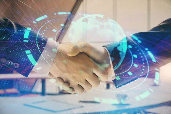 İki işadamı el sıkışma ile ofis arka planda dünya haritası çok pozlama. Uluslararası iş kavramı