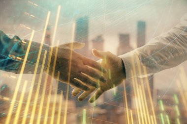 İki işadamı el sıkışması ile Cityscape arka planda mali grafik çift pozlama. Hisse senedi piyasası anlaşması kavramı