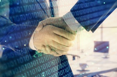 Ofis arka plan üzerinde iki erkek el sıkışma ile hack tema hologram çift pozlama. Veri güvenliği kavramı