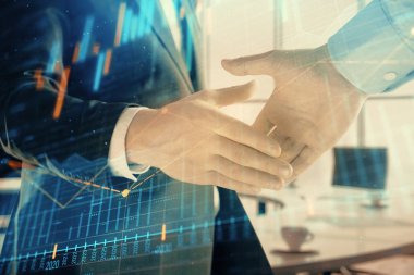 İki işadamı el sıkışması ile ofis arka planda mali grafik Multi pozlama. İş başarısı kavramı