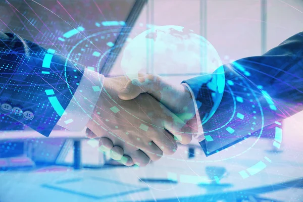 İki işadamı el sıkışma ile ofis arka planda dünya haritası çok pozlama. Uluslararası iş kavramı