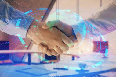 İki işadamı el sıkışma ile ofis arka planda dünya haritası çok pozlama. Uluslararası iş kavramı