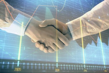 İki işadamı el sıkışması ile soyut arka planda Forex grafik Multi pozlama. Hisse senedi piyasasında başarı kavramı