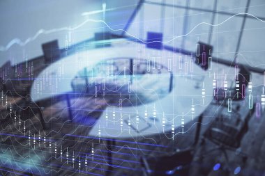 Konferans odası arka planda Forex çizelgesine çift pozlama. Hisse senedi piyasası analizi konsepti