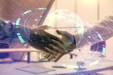 İki işadamı el sıkışma ile ofis arka planda dünya haritası çok pozlama. Uluslararası iş kavramı