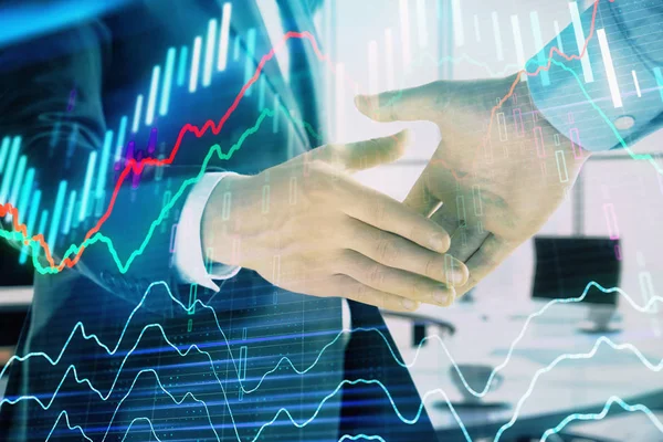 2人のビジネスマンの握手でオフィスの背景に金融グラフのマルチ露出。ビジネスにおける成功の概念 — ストック写真