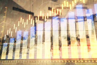 Arka planda ticaret masası banka Ofisi İç ile stok ve tahvil piyasa grafiği. Çok pozlama. Finansal analiz konsepti