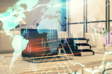 Dünya hologram ve masaüstü ofis bilgisayar arka plan ile hisse senedi piyasası grafik. Çok pozlama. Finansal analiz konsepti.