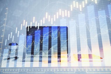 Masaüstü Ofis bilgisayar arka plan ile Forex grafik hologram. Çift pozlama. Finansal analiz konsepti.