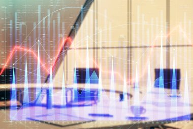Konferans odası arka planda Forex çizelgesine çift pozlama. Hisse senedi piyasası analizi konsepti