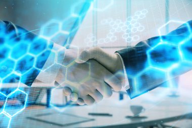 İki erkek el sıkışma ile ofis arka plan üzerinde teknoloji tema hologram Çoklu pozlama. Teknoloji kavramı