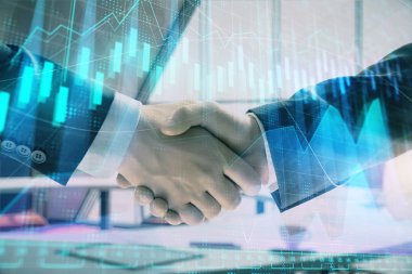 İki işadamı el sıkışması ile ofis arka planda mali grafik Multi pozlama. İş başarısı kavramı