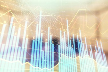 Konferans odası arka planda hisse senedi piyasası grafik Multi pozlama. Finansal analiz konsepti