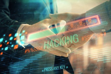 İki kişi el sıkışma ile şehir görünümü arka plan dijital suç tema hologram Çoklu pozlama. Menkul kıymetleştirme kavramı