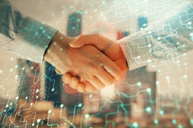 İki kişi el sıkışma ile şehir görünümü arka planda kilit simgesi hologram çift pozlama. Güvenli iş kavramı