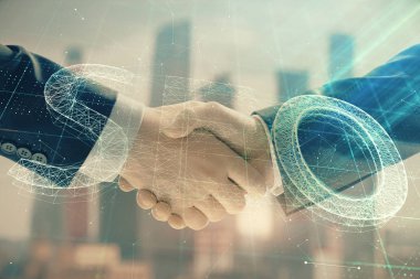 İki kişi el sıkışması ile şehir görünümü arka planda SEO işareti hologram çift pozlama. İş içinde arama optimizasyonu kavramı