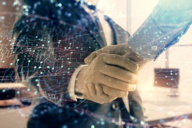 İki erkek el sıkışma ile ofis arka plan üzerinde teknoloji tema hologram Çoklu pozlama. Teknoloji kavramı