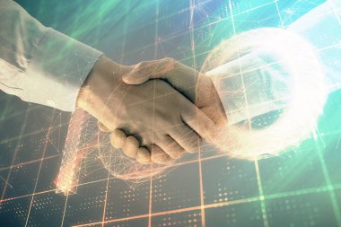 İki erkek el sıkışma ile soyut arka plan üzerinde bitcoin işareti çoklu pozlama. Kripto para birimi kavramı