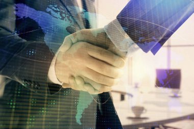 İki işadamı el sıkışma ile ofis arka planda dünya haritası çok pozlama. Uluslararası iş kavramı