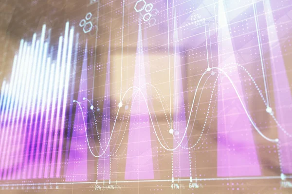 Gráfico del mercado de valores con escritorio de negociación interior de la oficina bancaria en segundo plano. Doble exposición. Concepto de análisis financiero — Foto de Stock