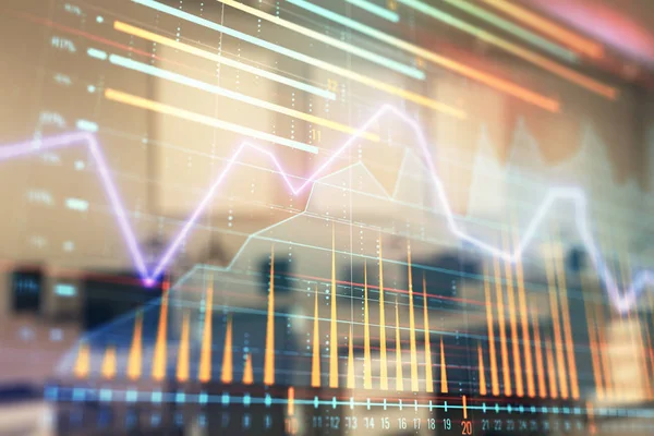 Gráfico do mercado de ações com mesa de negociação escritório do banco interior em segundo plano. Dupla exposição. Conceito de análise financeira — Fotografia de Stock