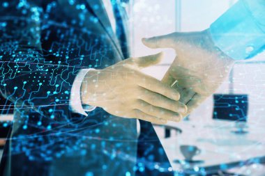 İki erkek el sıkışma ile ofis arka plan üzerinde teknoloji tema hologram Çoklu pozlama. Teknoloji kavramı