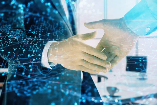İki erkek el sıkışma ile ofis arka plan üzerinde teknoloji tema hologram Çoklu pozlama. Teknoloji kavramı