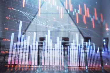 Konferans odası arka planda Forex çizelgesine çift pozlama. Hisse senedi piyasası analizi konsepti