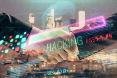 İki kişi el sıkışma ile şehir görünümü arka plan dijital suç tema hologram Çoklu pozlama. Menkul kıymetleştirme kavramı