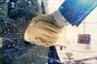 İki erkek el sıkışma ile ofis arka plan üzerinde teknoloji tema hologram Çoklu pozlama. Teknoloji kavramı