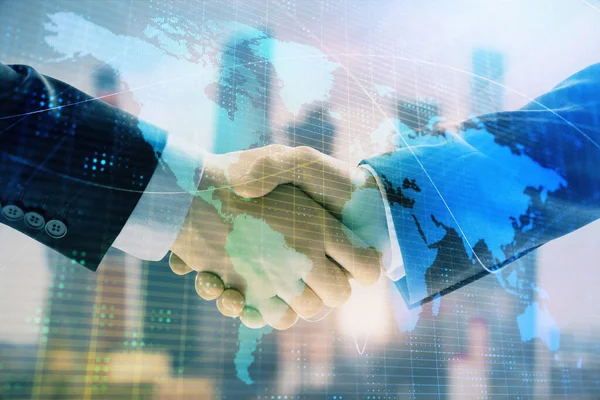 İki işadamı el sıkışması ile Cityscape arka planda Dünya Haritası çift pozlama. Uluslararası iş konsepti