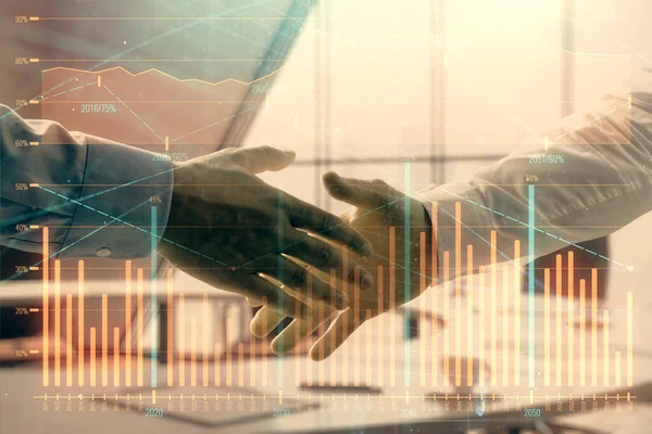 Мультиэкспозиция финансового графика на офисном фоне с рукопожатием двух бизнесменов. Концепция успеха в бизнесе — стоковое фото
