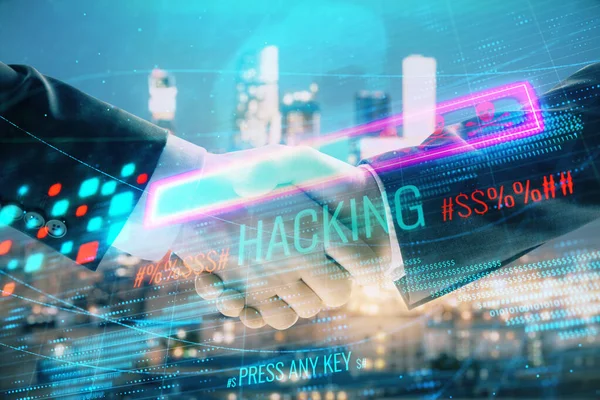 İki kişi el sıkışma ile şehir görünümü arka plan dijital suç tema hologram Çoklu pozlama. Menkul kıymetleştirme kavramı