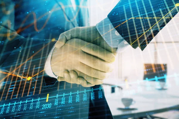 2人のビジネスマンの握手でオフィスの背景に金融グラフのマルチ露出。ビジネスにおける成功の概念 — ストック写真
