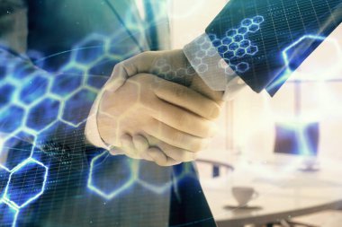 İki erkek el sıkışma ile ofis arka plan üzerinde teknoloji tema hologram Çoklu pozlama. Teknoloji kavramı