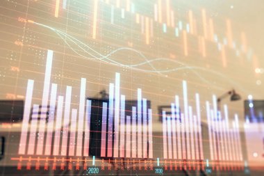 Arka planda ticaret masası banka Ofisi İç ile stok ve tahvil piyasa grafiği. Çok pozlama. Finansal analiz konsepti