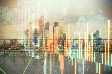 Çatı arka plandan şehir manzaralı harita hologramı ile Forex grafiği. Çifte pozlama. Finansal analiz kavramı.