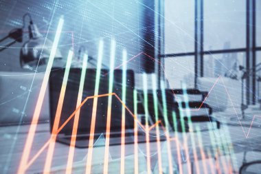 Masaüstü Ofis bilgisayar arka plan ile Forex grafik hologram. Çift pozlama. Finansal analiz konsepti.