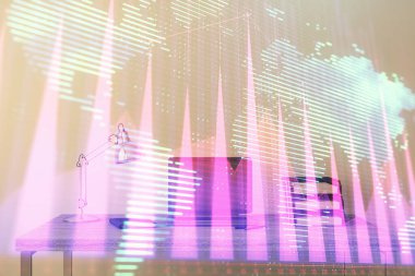 Dünya hologram ve masaüstü ofis bilgisayar arka plan ile hisse senedi piyasası grafik. Çok pozlama. Finansal analiz konsepti.
