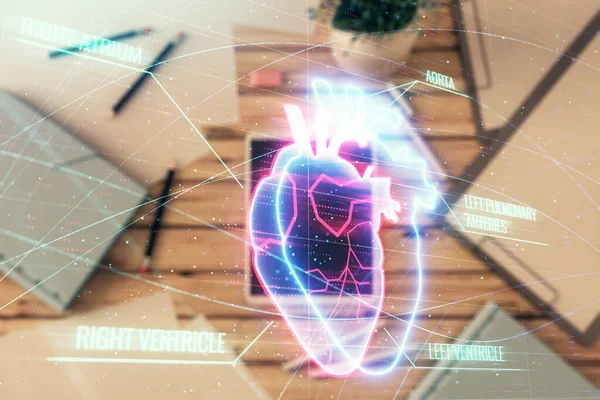 Doppelbelichtung des Herz-Hologramms auf digitalem Tablet, Tischhintergrund. Konzept der medizinischen Ausbildung — Stockfoto