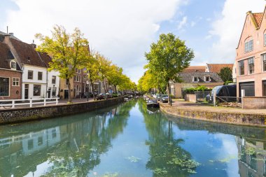 Hollanda kanallar üzerinde karakteristik evler bulabilirsiniz