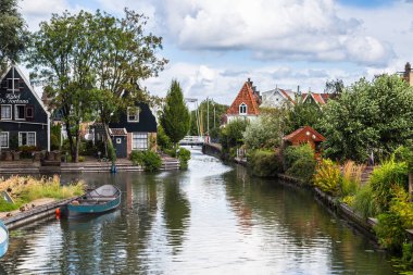 Hollanda kanallar üzerinde karakteristik evler bulabilirsiniz