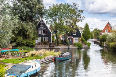 Hollanda kanallar üzerinde karakteristik evler bulabilirsiniz