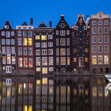 Hollanda kanallar üzerinde karakteristik evler bulabilirsiniz